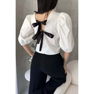 เสื้อเชิ้ตผ้าป๊อปลินแขนแตงโมประดับโบว์ด้านหลังสำหรับผู้หญิง สีขาว ลำลอง เป็นมิตรกับสิ่งแวดล้อม เหมาะสำหรับใส่ทุกวัน - Product Image 2