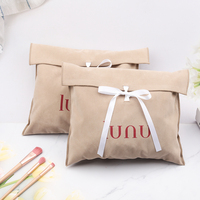Pochette cadeau en suède beige de luxe avec ruban personnalisé et nœud, idéale pour l'emballage de textiles de maison, vêtements et cosmétiques