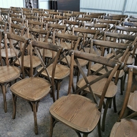 Chaise de salle à manger empilable en bois massif de style rustique avec dossier croisé, idéale pour événements, mariages, écoles et ateliers