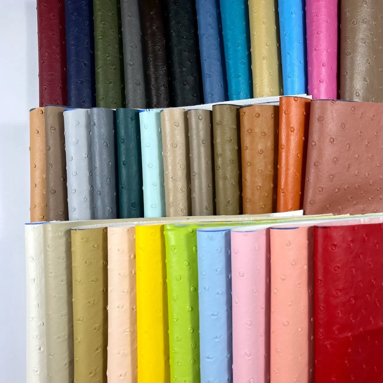 Productos más vendidos material especial proceso de grabado patrón de avestruz cuero de PVC para bolsos zapatos