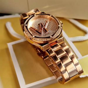 <span class=keywords><strong>Reloj</strong></span> <span class=keywords><strong>de</strong></span> Moda para <span class=keywords><strong>Mujer</strong></span> <span class=keywords><strong>de</strong></span> Acero Inoxidable con Cristales <span class=keywords><strong>de</strong></span> Cuarzo y Diamantes, con Logotipo Grande, Esfera <span class=keywords><strong>de</strong></span> Tres Agujas y Pantalla <span class=keywords><strong>de</strong></span> Indicadores - Product Image 4