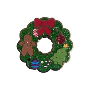 Venta caliente personalizado verde Navidad corona esmalte Pin festivo Navidad solapa Pin vacaciones Holly & Bow insignia festiva - Product Image 1