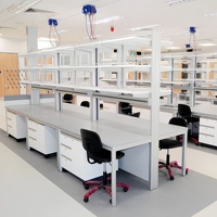 Meubles de laboratoire scolaire modernes résistants à la corrosion, bancs de laboratoire en acier et en bois personnalisés pour la chimie, la biologie, la physique