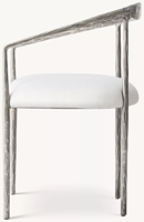 Sillón de Comedor Moderno Escultural con Brazos Curvos en Forma de C, Textura Martillada, Estructura de Metal Plateado y Cojín de Lino Blanco