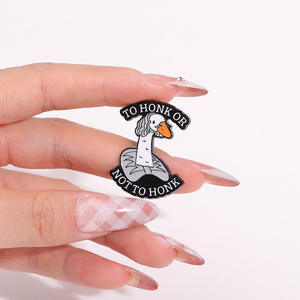 Neuankömmling Ich bin eine ernsthafte Gans Cartoon Gans Ente Hut Kappe Kleidung Brosche Brief Emaille Anstecknadel - Product Image 3