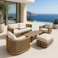 Ensemble de canapés d'extérieur en teck de luxe moderne avec table basse ovale à lattes et ottoman, mobilier de patio pour villa et complexe hôtelier