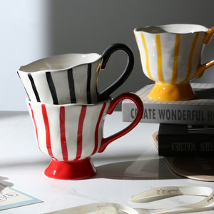 <span class=keywords><strong>Tazza</strong></span> in <span class=keywords><strong>Ceramica</strong></span> Fatta a Mano <span class=keywords><strong>con</strong></span> Motivo Floreale Sottosmalto, Coppa Moderna per Dessert e Gelato, <span class=keywords><strong>Tazza</strong></span> Decorativa <span class=keywords><strong>con</strong></span> Piede Alto, Regalo di Nozze per Coppie - Product Image 3