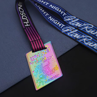 Médaille carrée en alliage de zinc moulé sous pression, holographique arc-en-ciel, avec texte en relief, silhouette de coureur et ruban dégradé