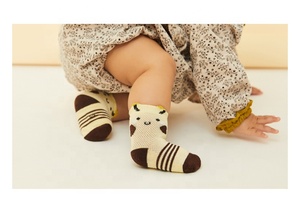 nacido bebé de dibujos animados de algodón calcetines bebé niña carta blanca de algodón Anti-slip Calcetines bebé al por mayor - Product Image 4