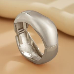 Pulsera clásica de cara ancha Irregular de oro 2024, pulsera con textura curva plateada para mujer, regalo de joyería para fiesta de verano - Product Image 5