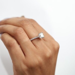 Anillo de Compromiso y Boda con Diamante Cultivado en Laboratorio, Corte Cojín, Certificado IGI, Diseño de Eternidad Completa, Oro Sólido de 14K, Joyería Solitaria - Product Image 1