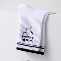 Chaussettes de yoga antidérapantes en coton avec broderie, chaussettes de pilates à grip, en stock, livraison rapide, chaussettes antidérapantes pour studio, fitness et entraînement