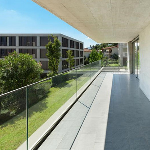 Balustrade de balcon en verre sans cadre, style minimaliste moderne, pour appartements, verre trempé de sécurité avec base de balustrade en aluminium en forme de <span class=keywords><strong>U</strong></span> - Product Image 1