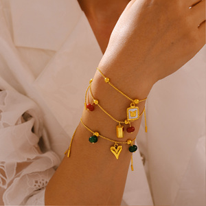 Bracelet romantique français élégant avec éléments géométriques plaqués or 18 carats en agate perlée, bracelet en acier inoxydable - Product Image 5
