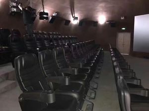 Ticari kapalı oyun alanı 5D hareket sinema sistemi simülatörü sandalye sinema tema parkı lazer projektör ile 6 eksenli hareketli koltuklar - Product Image 5