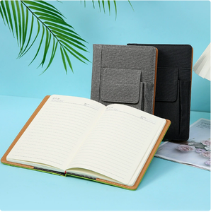 Agenda personnalisé avec logo en tissu, couverture rigide, poche et emplacement pour stylo sur la couverture, pages intérieures amovibles - Product Image 1