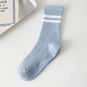 Chaussettes de sport personnalisées avec logo pour jeunes femmes, antidérapantes, respirantes, écologiques, en polyester/nylon, pour le Pilates et le yoga - Product Image 6