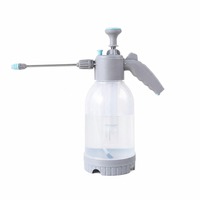 Pulvérisateur à main de jardin portable de 2 L, couleur grise, avec échelle de niveau d'eau visible, buse en plastique à longue extension réglable