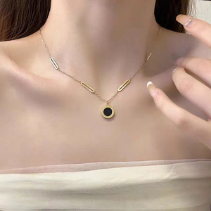 Collana in Acciaio Inossidabile Placcato Oro 18K per Donne, Catena Geometrica a Graffetta con Ciondolo Rotondo Nero - Product Image 3