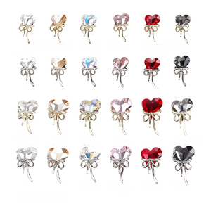 Vendita calda 3D ciondoli a forma di cuore obliquo in metallo oro con fiocco a farfalla e cuore <span class=keywords><strong>pietre</strong></span> a forma di cuore in lega <span class=keywords><strong>per</strong></span> unghie - Product Image 3