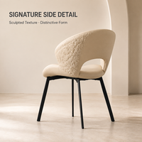 Tables et chaises de restaurant, ensemble de salle à manger avec fauteuils à dossier matelassé crème et table en bois pour la restauration fine et l'utilisation dans les hôtels de luxe