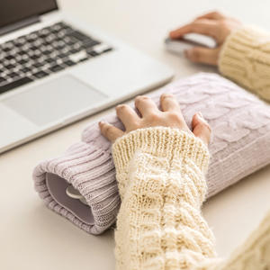 Bolsa de Agua Caliente de Silicona NEWEVER, Doble Uso, Caliente/Frío, Calentamiento por <span class=keywords><strong>Microondas</strong></span>, Calor Corporal Completo, Calentadores de Manos y Pies para Oficina y Cama - Product Image 4