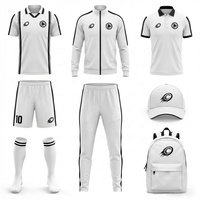 Nouvel ensemble uniforme de football vintage blanc et noir 2026 pour homme, kit complet avec maillot, short, chaussettes, survêtement, polo, chapeau et sac à dos