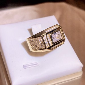 Luxo Espumante Banhado A Ouro Grande Cristal Anel Geométrico Jóias Chunky Cubic Zirconia CZ Square Band Anel Para Homens - Product Image 2