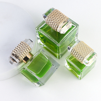 Bouteilles de parfum en verre transparent carré de luxe de 30ml 50ml 100ml avec pulvérisateur de pompe de brouillard de bouchon d'or acrylique