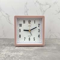 Horloge de bureau analogique à quartz traditionnelle personnalisée de 4 pouces, mouvement silencieux à balayage des secondes, sonnerie BB, affichage à aiguilles, design carré