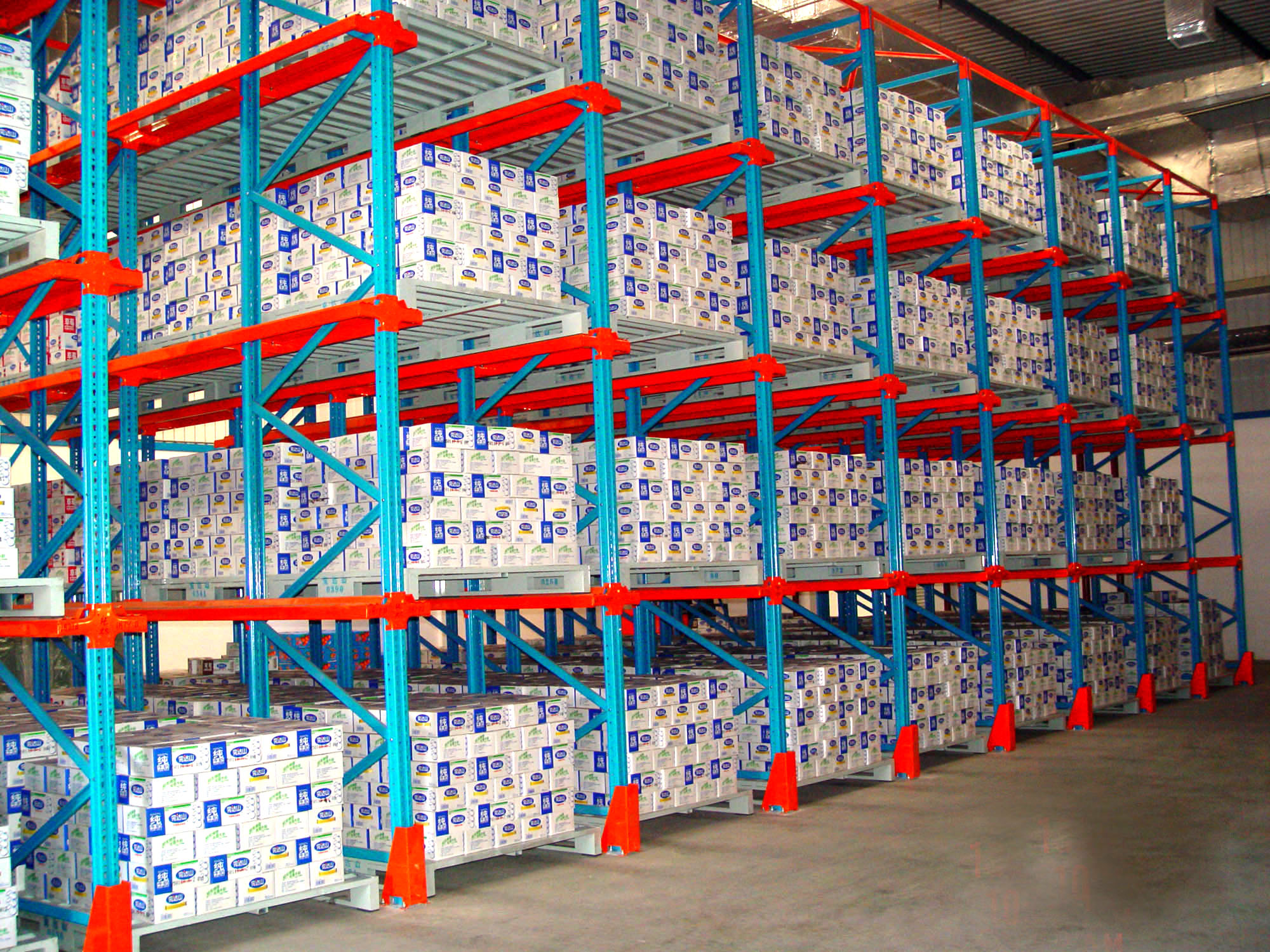 Customized Welded Steel Drive In Pallet Rack Dividers workshop
