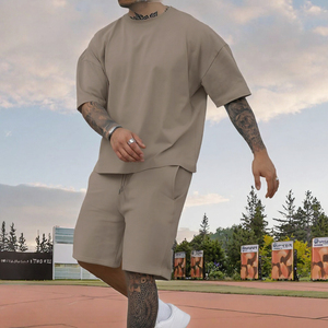 Ensemble de sport pour homme à séchage rapide, t-shirt col rond et short, extensible dans 4 directions, tenue de sport respirante pour la course à pied - Product Image 2