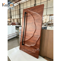 Porte d'entrée pivotante en bois massif sculpté en 3D, style artistique moderne, pour villa de luxe, avec longue poignée noire