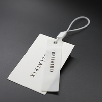 Vêtement de luxe personnalisé balançoire étiquettes vêtements étiquette imprimer nom Logo étiquette volante en plastique avec ficelle papier étiquettes volantes pour vêtements propre Logo