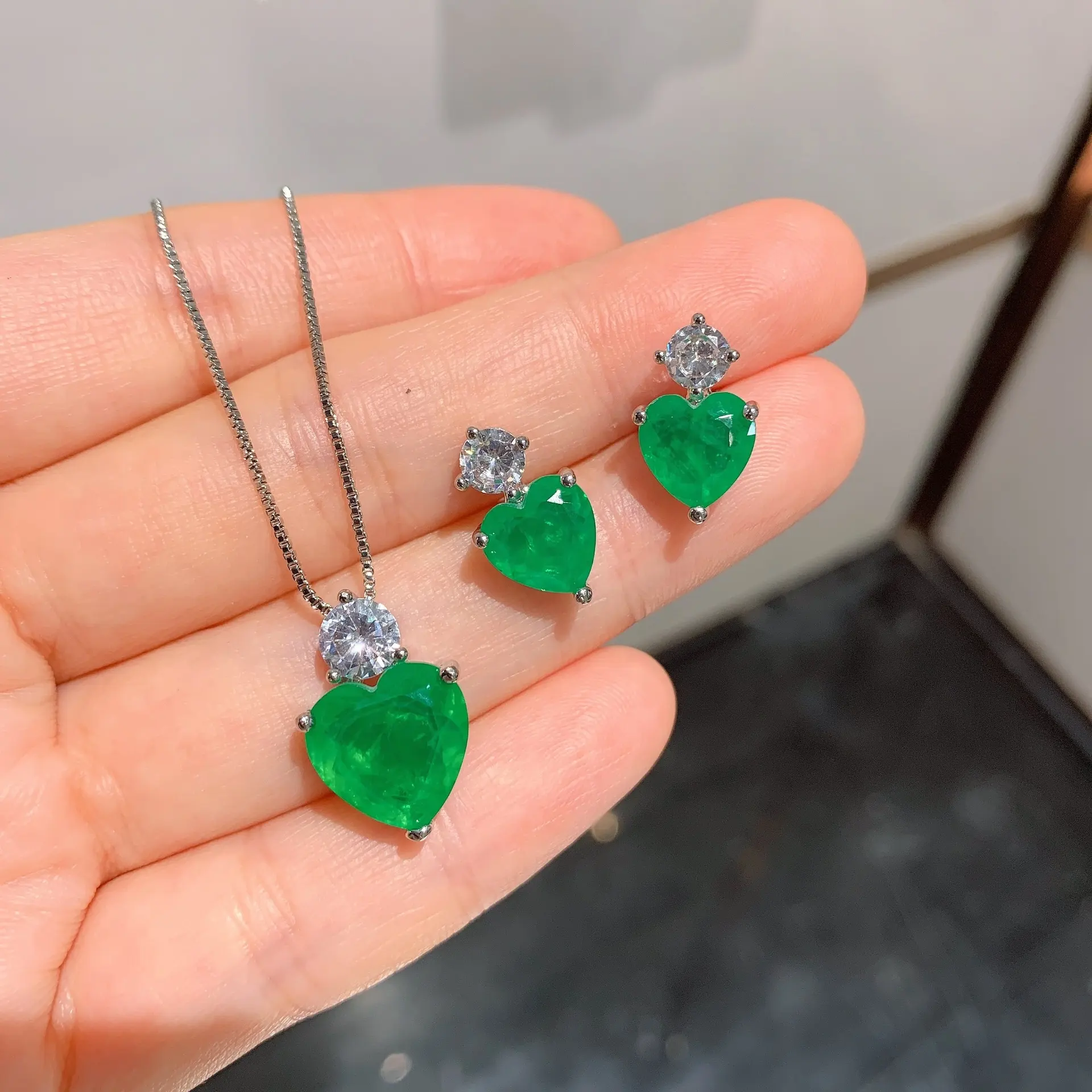 Di lusso Del Cuore Cut Verde Smeraldo Della Pietra Preziosa Orecchini/Pendente/Collana Set di Gioielli Da Sposa All'ingrosso