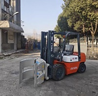 Chariot élévateur à fourche Heli Premium K30 de 3 tonnes avec pince ronde, équipé de pinces rondes d'origine, offrant une utilisation fluide et facile.