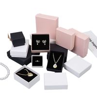 Meilleure vente boîte à bijoux en papier conçue sur mesure avec doublure en éponge boîte à bagues avec logo en relief de l'usine cadeau élégant pour collier
