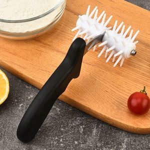 Rodillo de plástico desechable para masa de pizza con orificios, cortador de galletas para uso doméstico, herramienta perforadora de harina con mango cómodo - Product Image 4