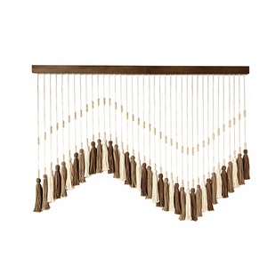 Décoration murale en macramé Hemasa Fashions, motif feuillage vert sauge et blanc, avec pompons perlés, style bohème, scènes naturelles - Product Image 3