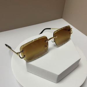<span class=keywords><strong>Gafas</strong></span> <span class=keywords><strong>de</strong></span> <span class=keywords><strong>Sol</strong></span> <span class=keywords><strong>de</strong></span> Diseño <span class=keywords><strong>de</strong></span> Lujo <span class=keywords><strong>con</strong></span> Corte <span class=keywords><strong>de</strong></span> Diamante Sin Montura para Mujer y Hombre, Tendencia 2025, <span class=keywords><strong>con</strong></span> Caja y Recibos - Product Image 2