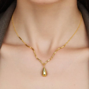 สร้อยคอแฟชั่นสำหรับผู้หญิง จี้รูปหยดน้ำโค้งเคลือบทอง 18k ทำจากสแตนเลสสตีล 316L กันน้ำและป้องกันการหมอง - Product Image 4