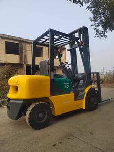 Montacargas Diésel Usado KOMATSU FD30 de 3 Toneladas, Fabricado en Japón, 4x4, Neumáticos Sólidos, Bajo Consumo de Combustible, con Repuestos en Venta - Product Image 4