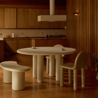 Table de salle à manger intérieure moderne de luxe en résine de fibre de verre, table ronde de jardin en faux béton couleur crème clair pour terrasse extérieure