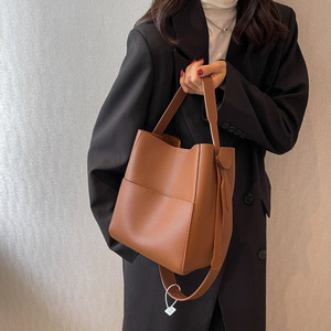 Nuevo Bolso de Hombro Tipo Cubo de Cuero Genuino de Gran Capacidad, Moderno, para Mujer, para Primavera/Verano - Product Image 2