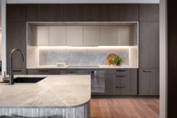 Vermonhouzz Armoire de cuisine moderne de luxe en bois foncé avec éclairage LED intégré, garde-manger minimaliste sur mesure