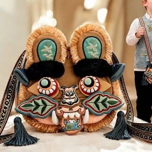 Sac à dos tête de tigre en peluche brodé tendance avec fermeture éclair, sac bandoulière personnalisable avec broderie et pompons, unisexe - Product Image 5