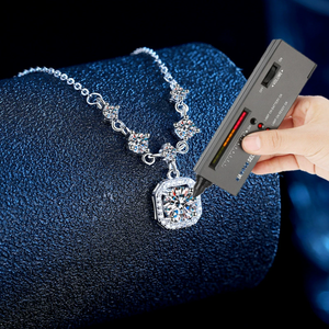 สร้อยคอจี้คริสตัลทรงสี่เหลี่ยมหรูหราพร้อมการประดับด้วยประกายระยิบระยับเพื่อการสวมใส่ในชีวิตประจำวันสุดชิคและโอกาสพิเศษ - Product Image 4