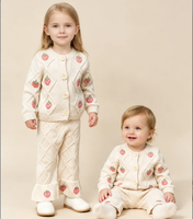 Ensemble de vêtements pour enfants en coton doux tricoté OEM ODM, ensemble personnalisé avec broderie de fraises, cardigan et pantalon évasé, vêtements pour bébés filles