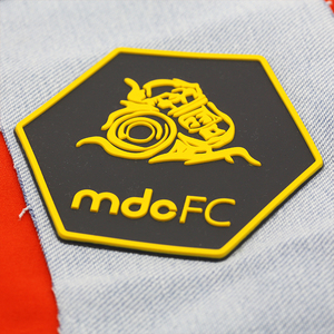 Tùy chỉnh in ấn <span class=keywords><strong>3D</strong></span> logo dập nổi sắt-<span class=keywords><strong>on</strong></span> Thiết kế quần áo may mặc t Áo sơ mi hat sắt trên cao su huy hiệu Silicone truyền nhiệt vá - Product Image 4