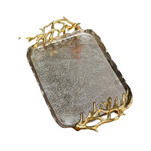 Plateau décoratif en argent avec poignées en forme de bois de cerf doré, décoration de table, design moderne, forme rectangulaire, plateaux de service pour aliments, en vente - Product Image 1